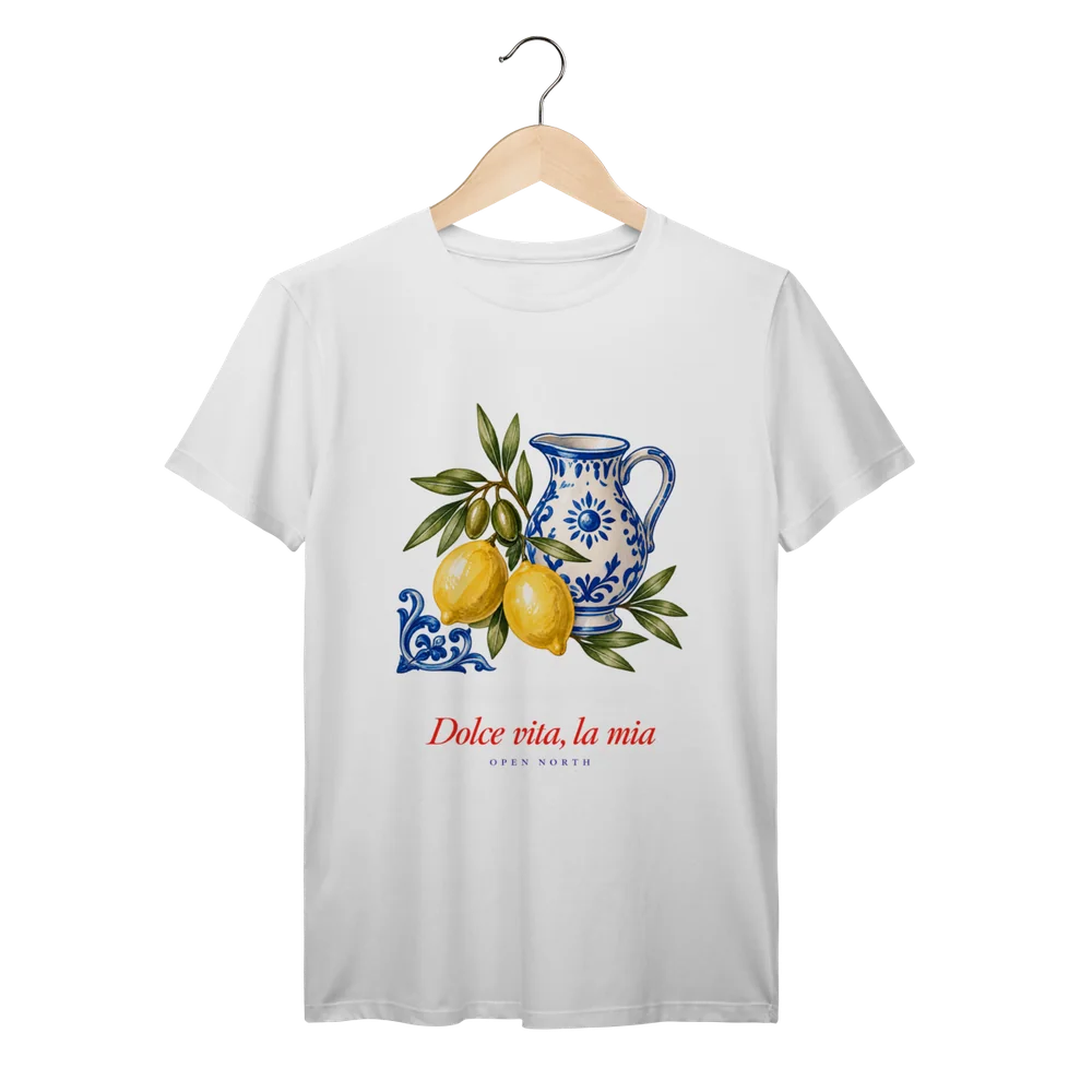 Camiseta branca Dolce Vita, La Mia com estampa frontal de limões e jarra de cerâmica azul.